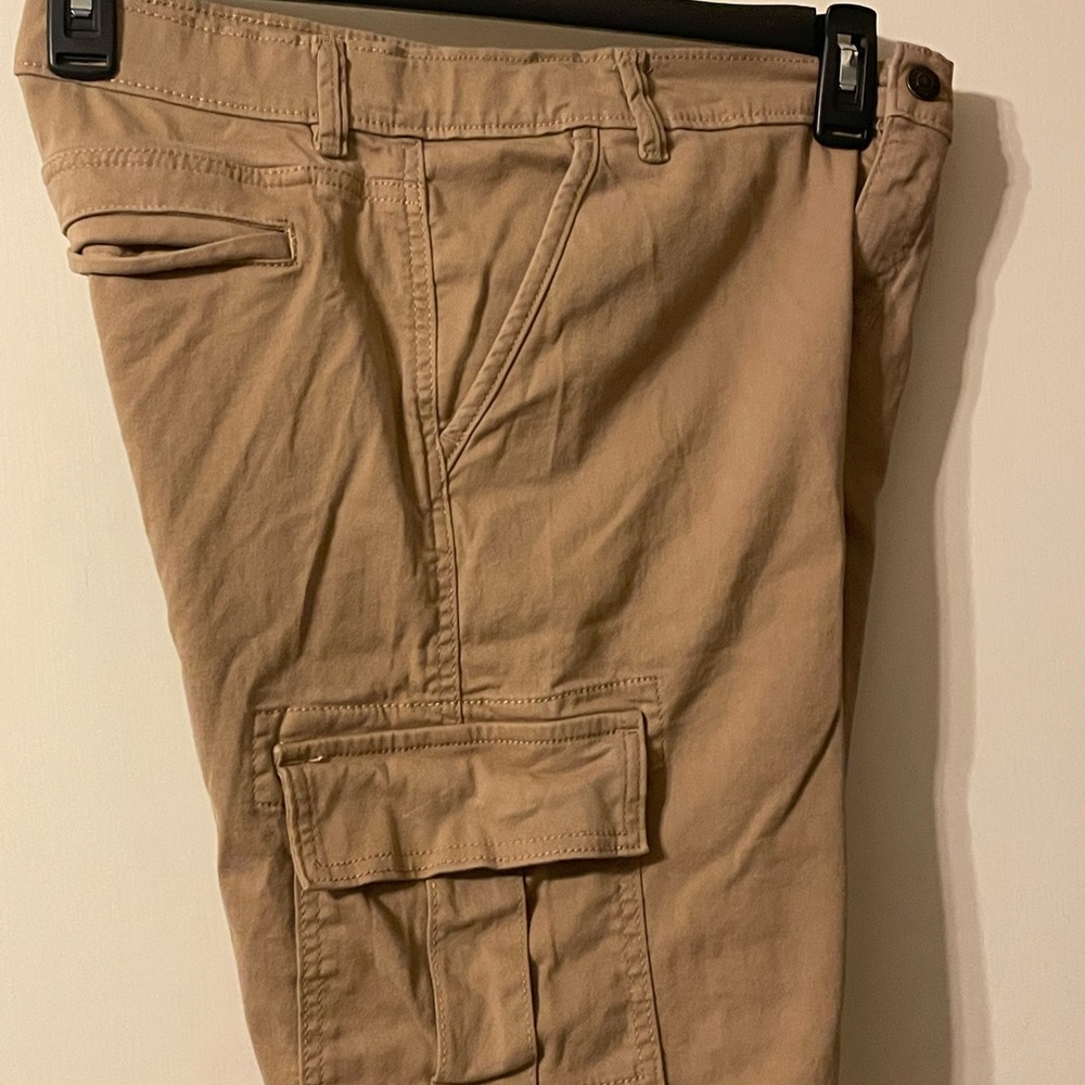 💙MAKE AN OFFER! Boys Cargo Shorts. Khaki. Size 16H. Excellent Condition. Clean‼️